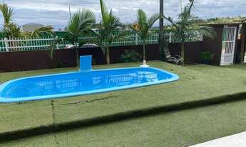 Imagem 2: CASA COM PISCINA A VENDA NO BALNEÁRIO RINCÃO POSSUINDO 03 DORMITÓRIOS SENDO 01 SUÍTE E 03