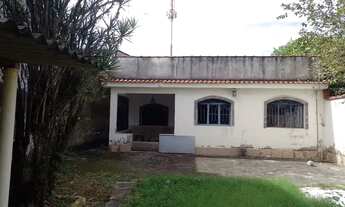 Imagem: Casa grande reformada com quintal amplo