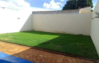 Imagem 3: Excelente casa estilo sobrado no bairro Marta Helena com 07 quartos, 02 suítes e piscina