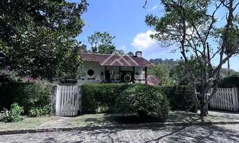 Imagem 3: Casa em condomínio com amplo terreno e piscina
