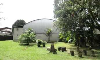 Imagem 3: Amplo galpao em terreno medindo aproximadamente 20.000 m²