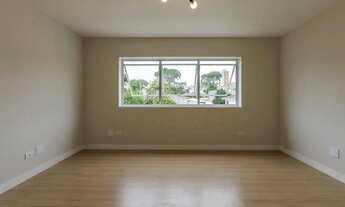 Imagem 2: Apartamento reformado em predinho com três quartos (uma suíte) no Água Verde