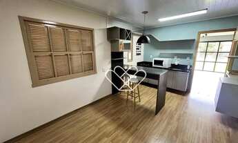 Imagem 3: Casa com 2 Dormitórios, Área de Lazer com Churrasqueira e Lareira: Conforto e Estilo para