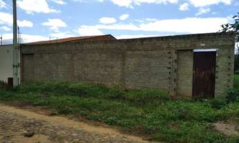 Imagem 4: Terreno murado, plano e com sapata de casa para três quartos e três banheiros pronta