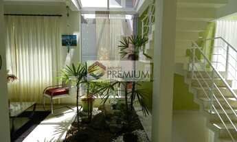 Imagem 2: Casa ensolarada em condomínio fechado com 3 suítes, escritório e 4 vagas de garagem, próxi