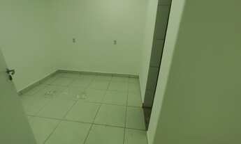 Imagem 4: Loja e sobreloja com portas de aço e portas em blindex, no centro de Macaé