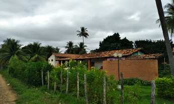 Imagem 6: Terreno murado, plano e com sapata de casa para três quartos e três banheiros pronta