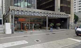 Imagem: AO lado do edifício da FIESP