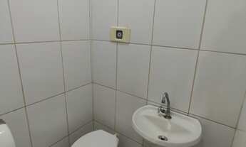 Imagem 6: Loja e sobreloja com portas de aço e portas em blindex, no centro de Macaé