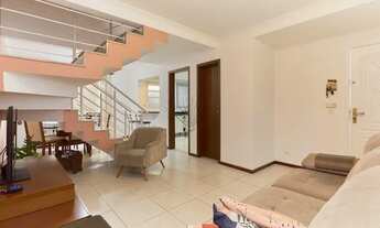 Imagem 4: Sobrado com 3 dormitórios e 2 vagas de garagem no bairro Novo Mundo