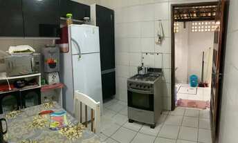 Imagem 4: Casa com 2 quartos, terraço, localização privilegiada próximo a comércios, parada de ônibu