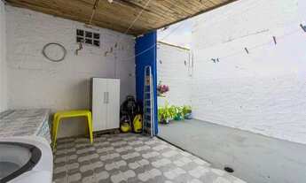 Imagem 4: CASA AO LLADO DA ACADEMIA