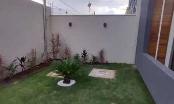 Imagem 6: Belíssima Casa de Alto Padrão com 4 Quartos, Porcelanato Completo e Varanda