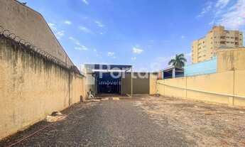 Imagem 2: Terreno Amplo com Construção no Vetorazzo - Ideal para Morar, Investir ou Empreender