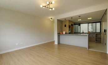 Imagem 6: Apartamento reformado em predinho com três quartos (uma suíte) no Água Verde