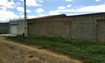 Imagem 3: Terreno murado, plano e com sapata de casa para três quartos e três banheiros pronta