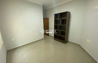 Imagem 2: Casa com 3 quartos para alugar no bairro Granada