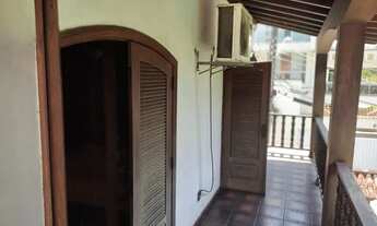 Imagem 6: Casa estilo colonial.<br><br><br>1 piso : Sala ampla,piso pedra , banhei