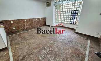 Imagem 2: Casa duplex, 02 quartos, suíte, jardim de inverno, reformada, sala gigante, excelente loca