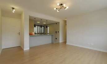 Imagem 4: Apartamento reformado em predinho com três quartos (uma suíte) no Água Verde