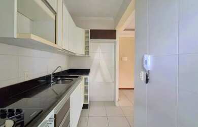 Imagem 4: Apartamento semimobiliado com 2 quartos sendo 1 suite, sacada com churrasqueira no bairro