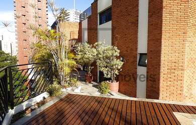 Imagem 2: Cobertura espaçosa em rua tranquila e arborizada