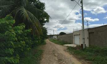 Imagem 2: Terreno murado, plano e com sapata de casa para três quartos e três banheiros pronta