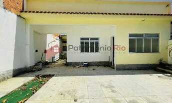 Imagem: Casa com três quartos, quintal e garagem