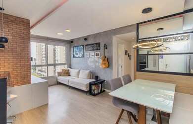 Imagem 7: Apartamento reformado de 2 dormitórios, com suíte e 2 vagas, no Passo da Areia