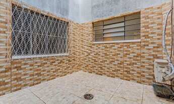 Imagem 2: Térreo com pátio Semimobiliado, 2 Dormitórios, Próximo ao Praia de Belas