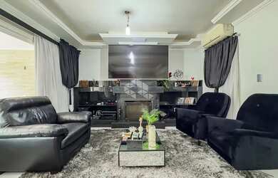 Imagem 2: 450m² privativos, 4 suítes, piscina aquecida e acabamentos de alto padrão na Chácara das P