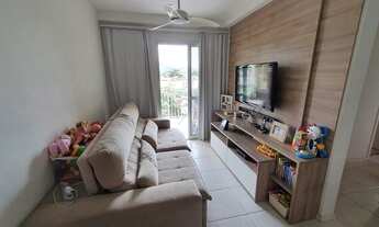 Imagem 2: Imóvel de 2 quartos com suíte, varanda e vaga de garagem no Pechincha com armários em todo