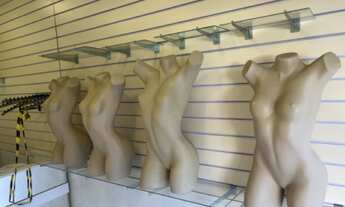 Imagem 2: Loja montada para venda de roupas no Centro!