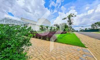 Imagem 2: Uma mansão térrea com curvas que são puro encanto e vista deslumbrante para o pôr do sol à