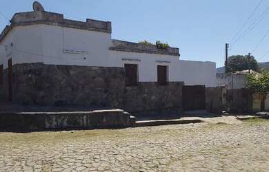 Imagem 3: 3 casas de alvenaria, sendo 1 mista 1 meia água