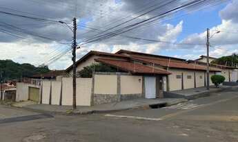 Imagem: CASA MUITO GRANDE COM BARRACÃO NO FUNDO