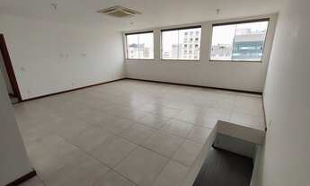 Imagem 3: Triplex para aluguel e venda possui 464 metros quadrados com 6 quartos