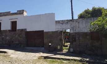 Imagem 4: 3 casas de alvenaria, sendo 1 mista 1 meia água