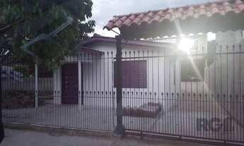 Imagem 2: Vende terreno 300m², com 3 casas, casa da frente 2 dormitórios, sobrado nos fundos parte d