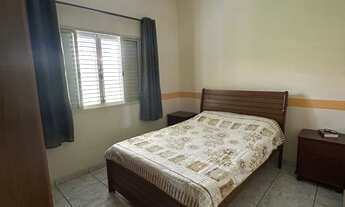 Imagem: Casa térrea com amplo terreno no bairro