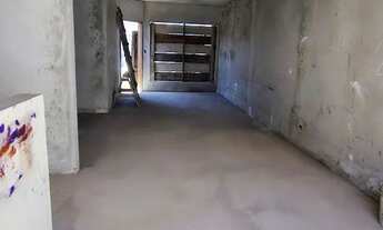 Imagem: Terreno com construção inacabado para