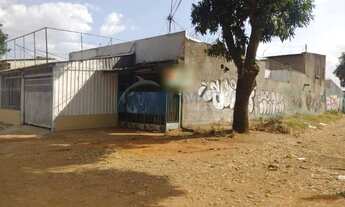 Imagem: Imóvel com 3 Casas, 2 Lojas e 1 Vaga de