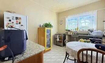 Imagem 5: Casa de 4 dormitórios, uma suíte, pátio com piscina nos fundos e espaço para até 3 carros