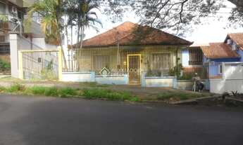 Imagem 4: Excelente terreno com casa no Petrópolis com 13,20 m de frente e total de 429,11 m²