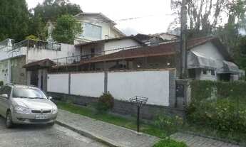 Imagem 2: Imóvel para venda possui 250 metros quadrados com 4 quartos em Alto - Teresópolis - RJ