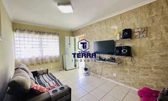 Imagem: Casa linear dentro de condomínio com área