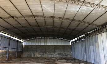 Imagem 2: BARRACÃO na entrada do bairro Altos da Serra Cba