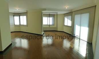 Imagem 7: Cobertura espaçosa em rua tranquila e arborizada