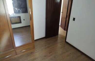 Imagem 5: Casa estilo colonial.<br><br><br>1 piso : Sala ampla,piso pedra , banhei