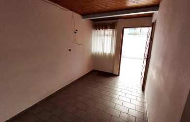 Imagem 5: CA0942 Casa com 1 dormitório, Sobrado 2 Quartos 1 Banheiro à venda por R$ 300.000 - Cidade